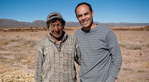 Núñez (right) with Fabio Quispe, a farmer from a community in Salinas, Bolivia.